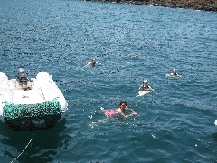 Dan Linscott; Sara Gilbert; Ruth Dorrough; Jackie Stormo ; Archipel Ecuador South America Trips swimming