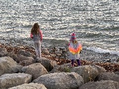Julia Welbourne s kids Hazel (older), Lily(Younger); Canandaigua Lake